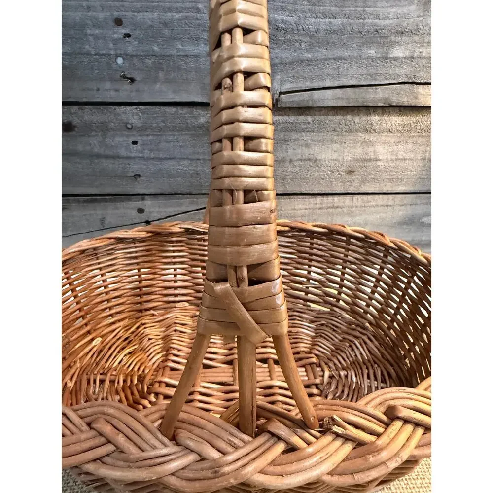 French Vintage-Style Woven Wicker Medium Sized Gathering Basket with Handle